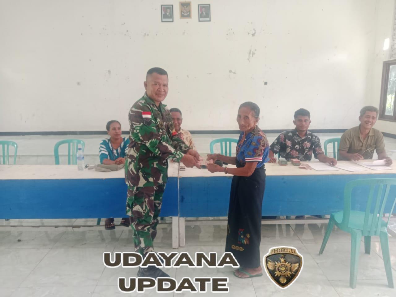 Babinsa Karera Dampingi Penyaluran BLT di Desa Praiwitu