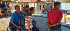 Babinsa Ndona Timur Intensif Pantau Situasi Musim Hujan di Desa Sokoria Selatan