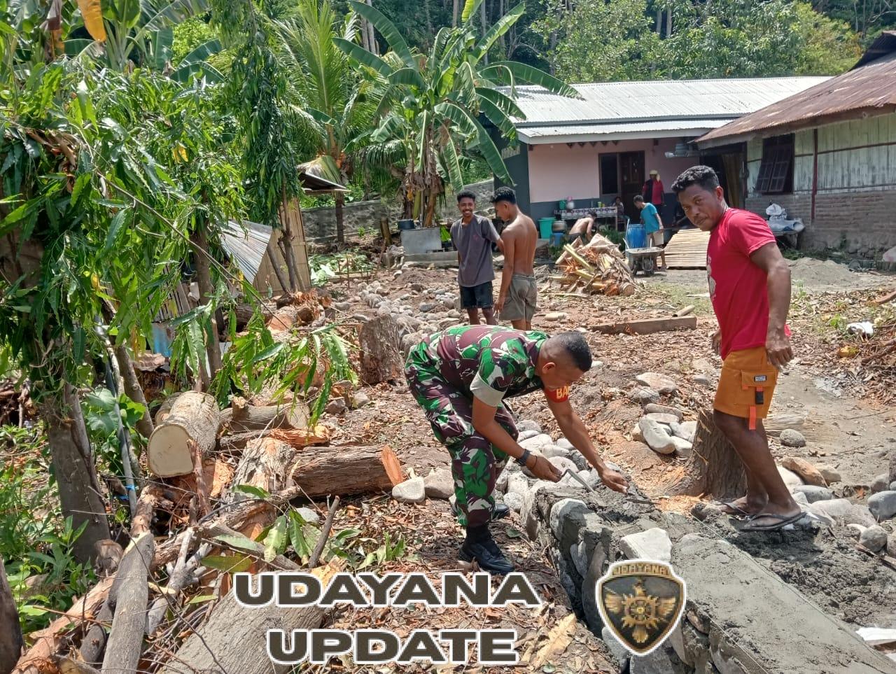 Babinsa Koramil Maurole Bersama Warga Bangun Rumah Layak Huni di Desa Niranusa
