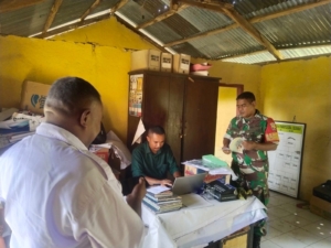 Babinsa Detusoko Laksanakan Komsos dan Pantau Distribusi Bantuan Beras di Desa Ngumbelaka