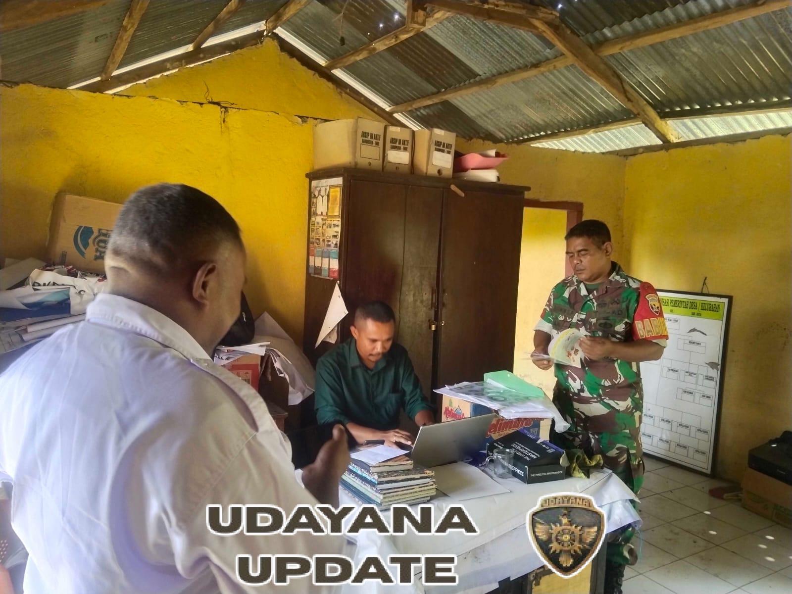 Babinsa Detusoko Laksanakan Komsos dan Pantau Distribusi Bantuan Beras di Desa Ngumbelaka