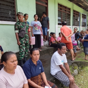 Babinsa Ende Timur Kawal Distribusi Bantuan Beras dan Minyak Goreng untuk Warga Desa Ndungga
