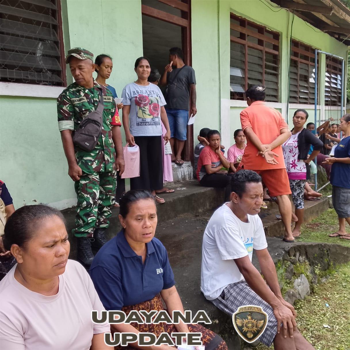 Babinsa Ende Timur Kawal Distribusi Bantuan Beras dan Minyak Goreng untuk Warga Desa Ndungga