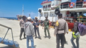 Piket Koramil 1627-01/Ba’a Laksanakan Pemantauan Arus Kapal Penumpang di Pelabuhan Ba’a