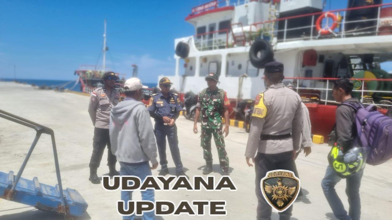 Piket Koramil 1627-01/Ba’a Laksanakan Pemantauan Arus Kapal Penumpang di Pelabuhan Ba’a