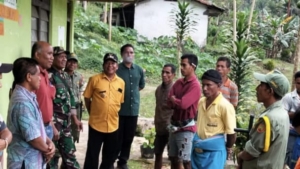 Babinsa Koramil 01/Loli Laksanakan Komsos Bersama Aparat Desa dan Masyarakat