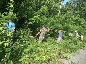 Babinsa Koramil 03/Katikutana Kerja Bakti Bersihkan Jalan Bersama Warga Desa Tanamodu