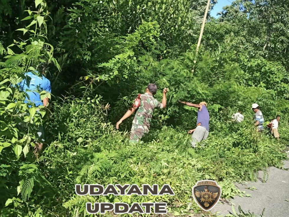 Babinsa Koramil 03/Katikutana Kerja Bakti Bersihkan Jalan Bersama Warga Desa Tanamodu