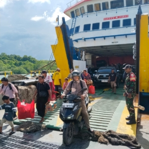 Piket Koramil Pantai Baru Monitoring Bongkar Muat KMP Ilelabalekan