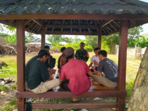 Babinsa Dasan Anyar Laksanakan Komsos dan Patroli Wilayah