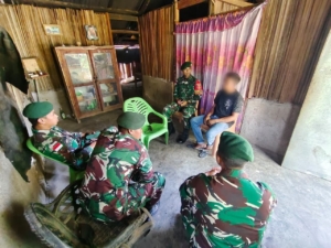 Satgas Pamtas Yonarhanud 2 Kostrad Terima Pistol Rakitan, Wujudkan Keamanan Wilayah Perbatasan.