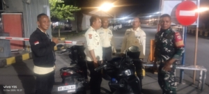 Babinsa Labuhan Lombok Intensifkan Patroli Malam di Pelabuhan Kayangan