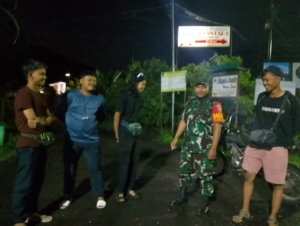 Babinsa Sembalun Lawang Tingkatkan Keamanan Lewat Patroli Malam di Dusun Lendang Luar
