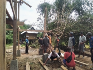 Babinsa Desa Rempe Laksanakan Komsos dan Gotong Royong Bersama Warga