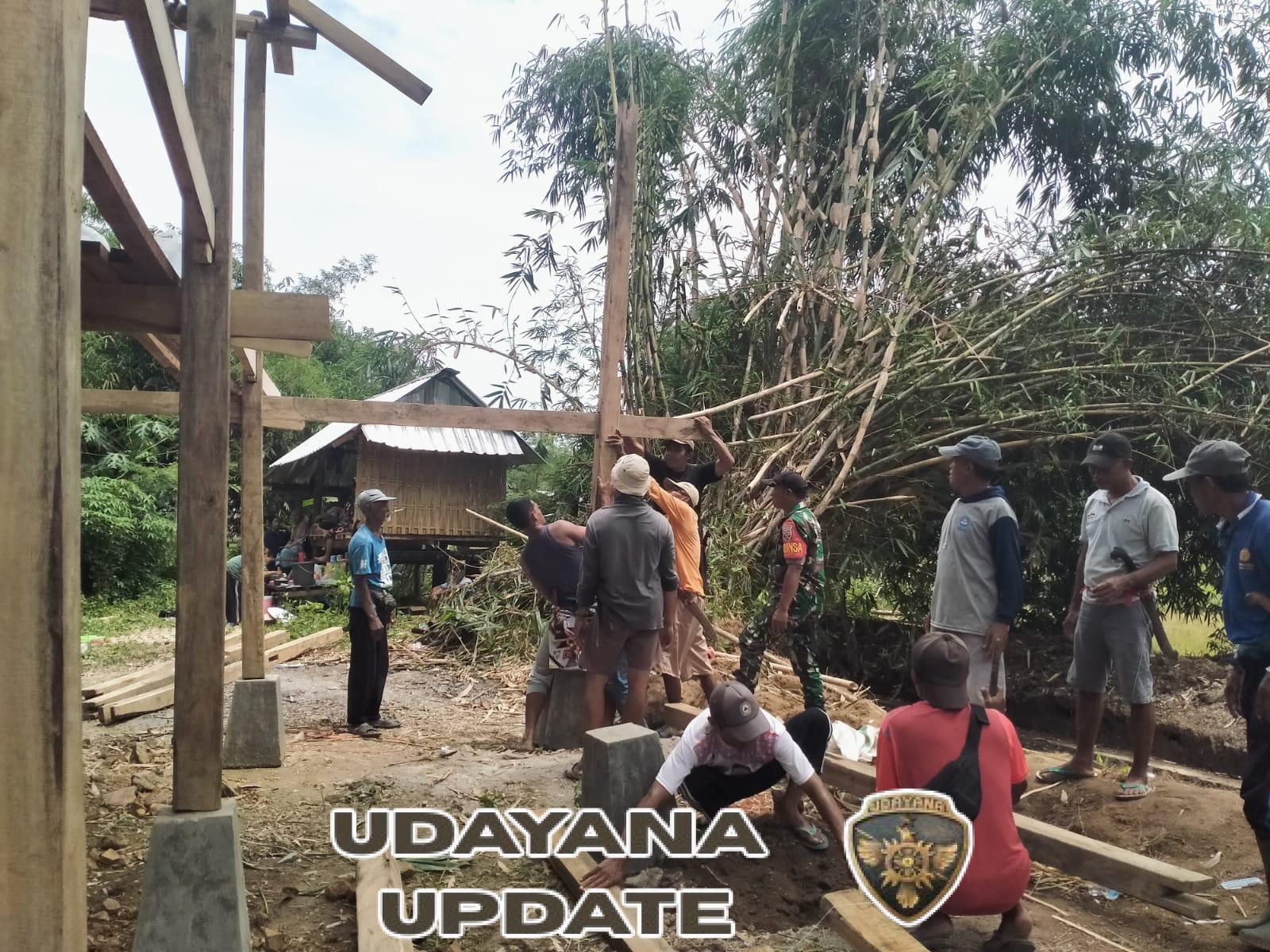 Babinsa Desa Rempe Laksanakan Komsos dan Gotong Royong Bersama Warga