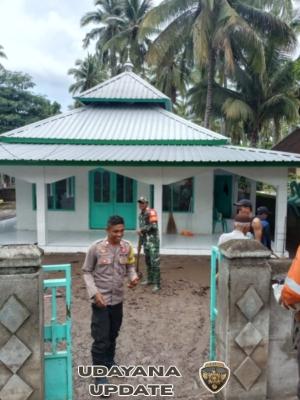 Babinsa Koramil 1628-01/Taliwang Bersama Warga Gotong Royong Bersihkan Lumpur Sisa Banjir