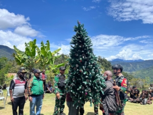Satgas Yonif 743/PSY Berbagi Bingkisan, Masyarakat Tirineri Sambut Natal Dengan Penuh Kedamaian