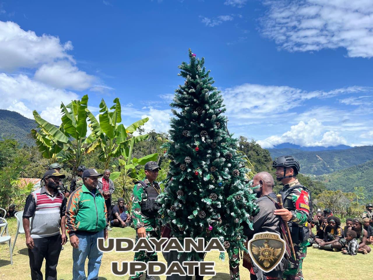 Satgas Yonif 743/PSY Berbagi Bingkisan, Masyarakat Tirineri Sambut Natal Dengan Penuh Kedamaian