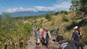 Babinsa Koramil 1612-05/Satar Mese Turun Tangan Tambal Jalan Rusak Bareng Warga Pounggelis