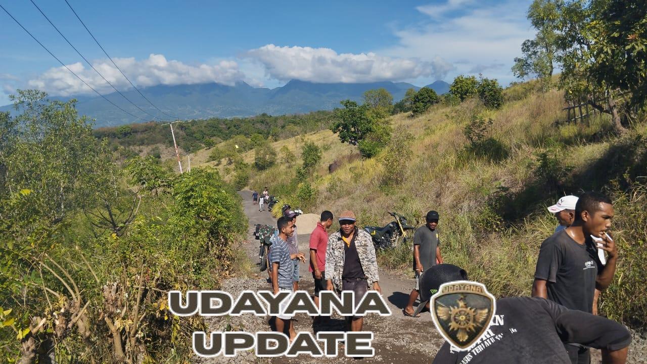 Babinsa Koramil 1612-05/Satar Mese Turun Tangan Tambal Jalan Rusak Bareng Warga Pounggelis