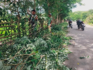 Babinsa Bersama Warga Perbaiki Pagar Sambut Musim Tanam