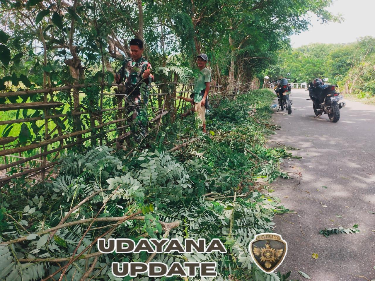 Babinsa Bersama Warga Perbaiki Pagar Sambut Musim Tanam