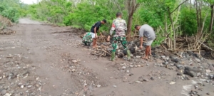 Babinsa Kodim 1624/Flotim Bersama Warga Bersihkan Lahar Dingin di Ile Bura