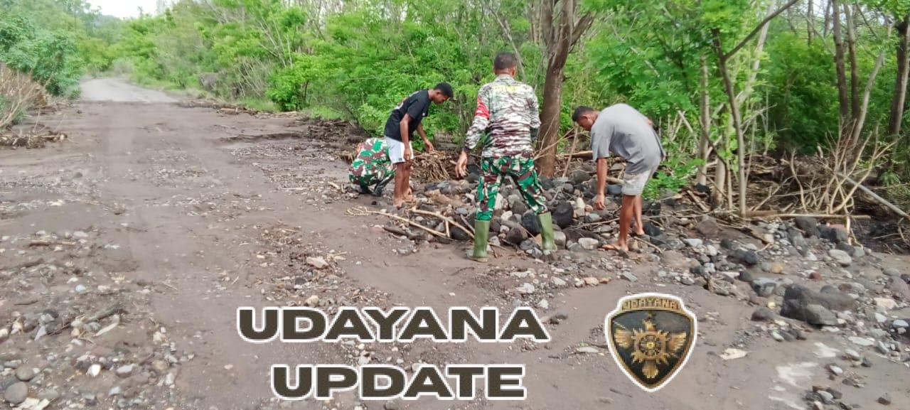 Babinsa Kodim 1624/Flotim Bersama Warga Bersihkan Lahar Dingin di Ile Bura