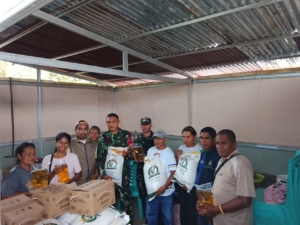 Babinsa Koramil 1624-06/Wulanggitang Kawal Penyaluran Bantuan Pangan untuk Warga