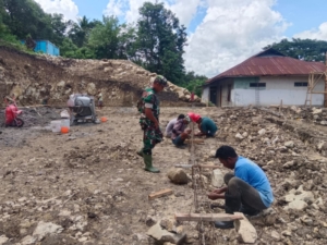 Babinsa Koramil 1602-03/Detusoko Awasi Pembangunan Koperasi Merah Putih di Desa Welamosa