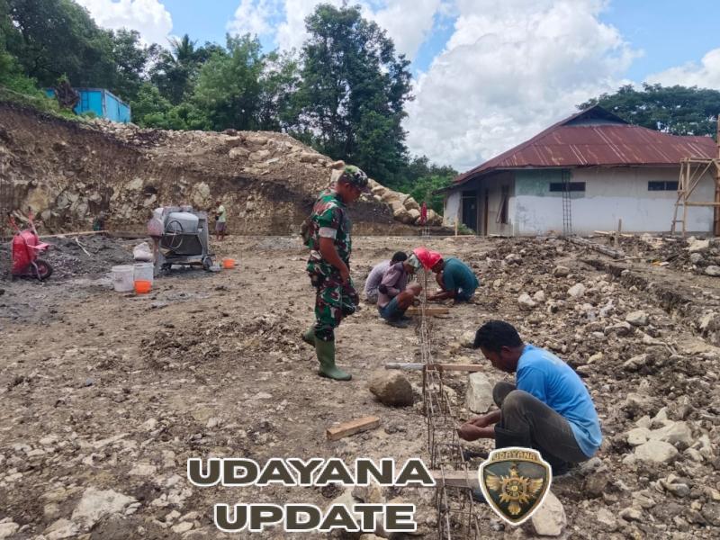 Babinsa Koramil 1602-03/Detusoko Awasi Pembangunan Koperasi Merah Putih di Desa Welamosa