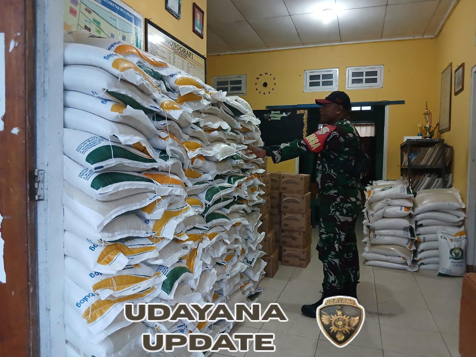 Babinsa Wolowaru Dampingi Penyaluran Bantuan Beras dan Minyak Goreng HANPANG di Bokasape