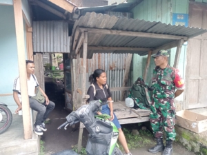 Babinsa Koramil 1602-04/Maurole Laksanakan Pamwil dan Komsos di Desa Wolomuku