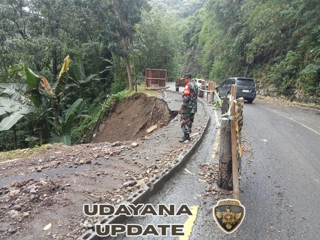 Babinsa Ramil 1602-01/Ende Tinjau Jalan Longsor di Desa Ndungga