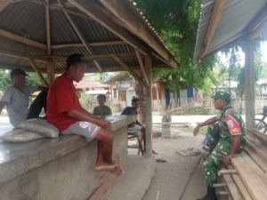 Babinsa Koramil 1602-04/Maurole Laksanakan Komsos dan Pengamanan Wilayah di Desa Loboniki