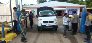 Babinsa Kodim 1627/RN Amankan Aktivitas Bongkar Muat KMP Kalibodri di Pelabuhan Pantai Baru