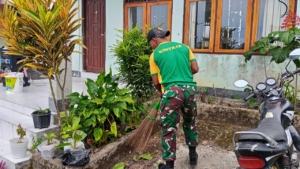 Satgas Pamtas Pos Laktutus Gelar Karya Bakti di Kantor Desa Fohoeka