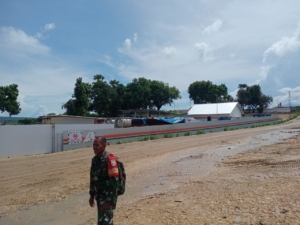 Cuaca Hujan Tinggi, Babinsa Tetap Siaga Amankan Proyek Garam Nasional di Rote Ndao