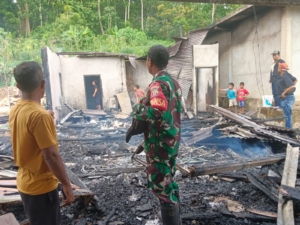 Babinsa Koramil 1630-01/Komodo Sigap Bantu Padamkan Kebakaran Rumah dan Bengkel Warga di Golo Sepang