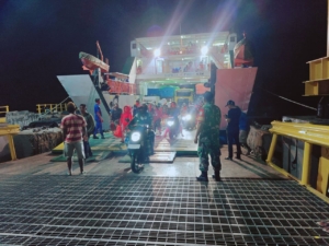 Babinsa Kodim 1627/RN Amankan Bongkar Muat Kapal Garda Maritim 3 di Pelabuhan Pantai Baru