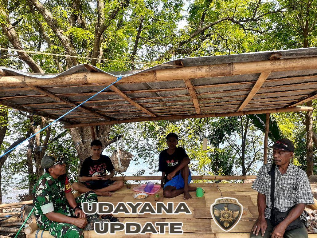 Babinsa Desa Likwatang Laksanakan Kosmos dan Pemantauan Wilayah Bersama Warga