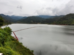 Babinsa Bukit Tinggi Pantau Bendungan Meninting Pasca Hujan Intens