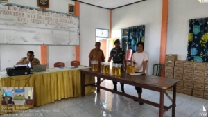 Babinsa Aimere Dampingi Penyaluran Bantuan Pangan Bulog di Desa Legelapu