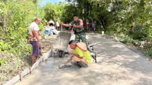 Babinsa Maurole Monitoring Keamanan Wilayah dan Turut Sukseskan Pengerjaan Rabat Jalan Desa Rangalaka