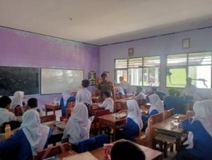 Babinsa Koramil Jereweh Dampingi Program Makan Bergizi Gratis di SMPN 1 Jereweh