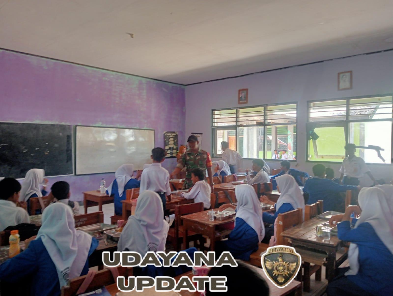 Babinsa Koramil Jereweh Dampingi Program Makan Bergizi Gratis di SMPN 1 Jereweh
