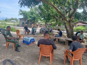 Babinsa Koramil Maurole Laksanakan Pengamanan Wilayah dan Komsos Bersama Warga Desa Aewora