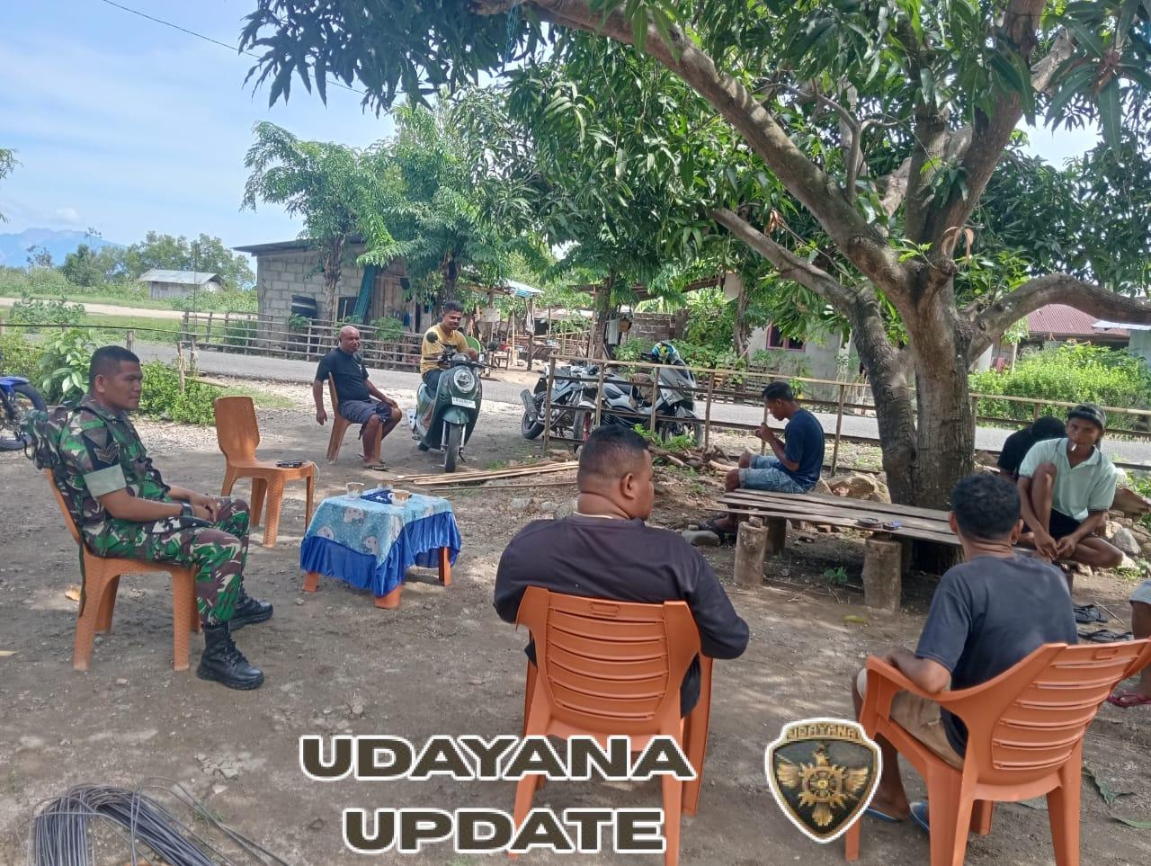 Babinsa Koramil Maurole Laksanakan Pengamanan Wilayah dan Komsos Bersama Warga Desa Aewora