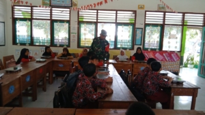 Babinsa Taliwang Dampingi Anak Sekolah Nikmati Makan Bergizi Gratis