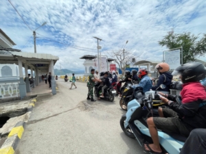 Babinsa Kokarlian Amankan Pelabuhan Penyebrangan Poto Tano, Kegiatan Berjalan Aman dan Lancar